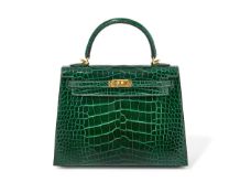 Hermès. Kelly 25, 2023, of Vert Fonce shiny alligator, gold hardware, comes with all accessories...