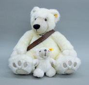A Steiff polar bear and cub. 27 cm high.