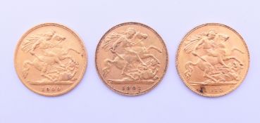 Three gold half sovereigns (1900, 1902, 1915).