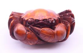 A carved wooden crab. 7 cm wide.