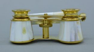 A pair of mother-of-pearl opera glasses. 10.5 cm wide.