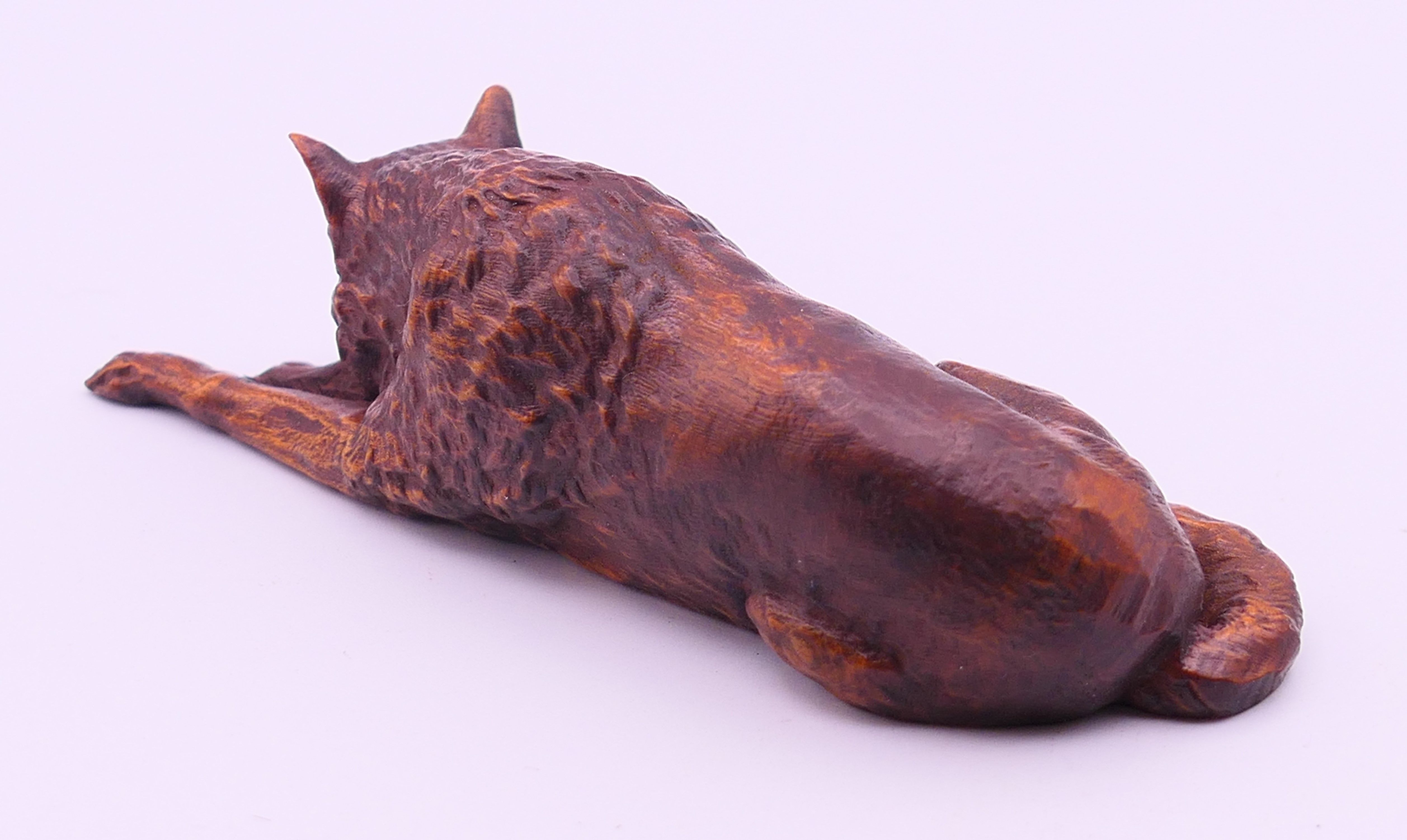 A wooden model of a wolf. 10.5 cm long. - Image 4 of 5