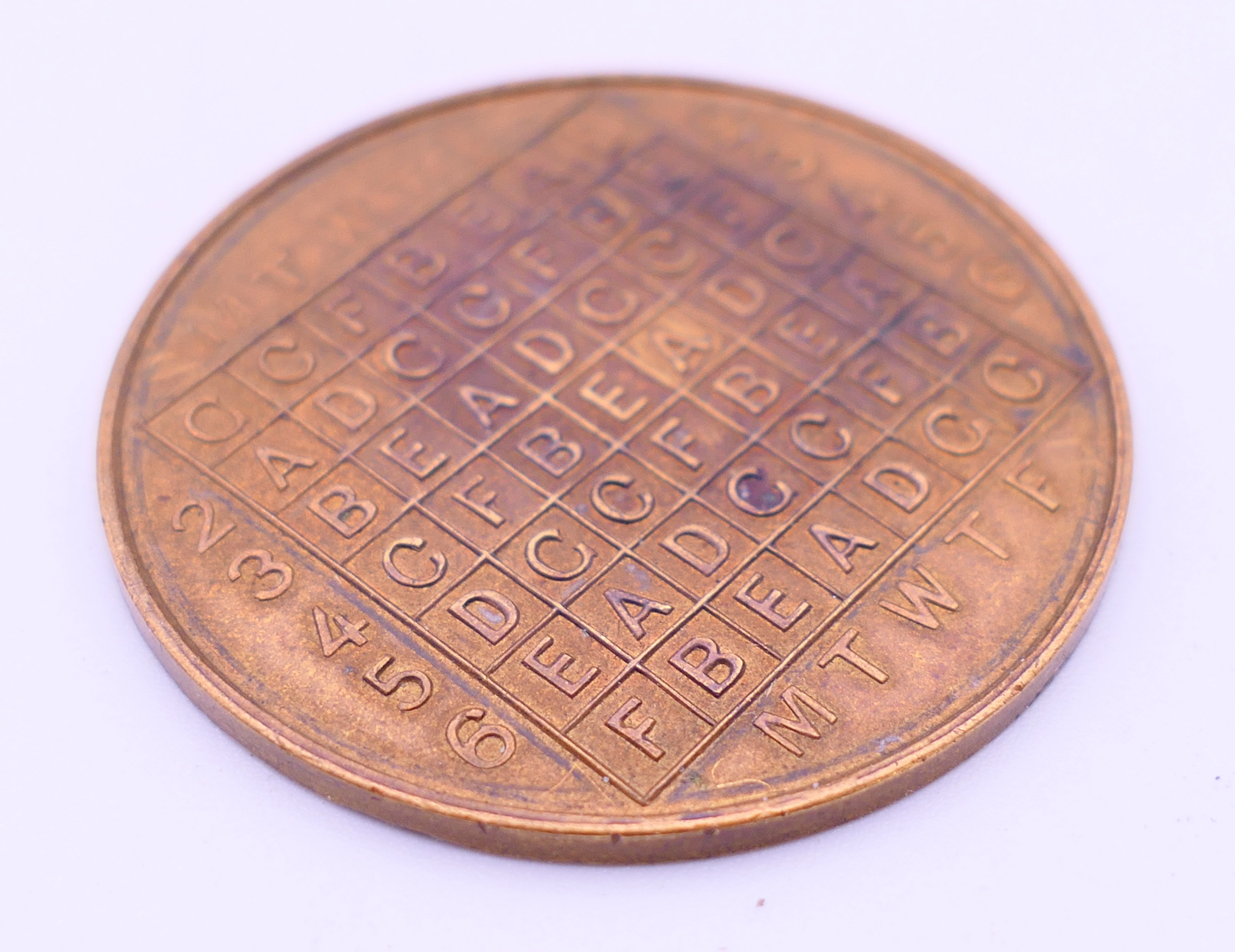 A vintage cycle of life indicator coin. 4 cm diameter. - Image 2 of 3