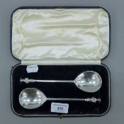 A cased pair of silver apostle spoons. The case 22 cm wide. 99.4 grammes.