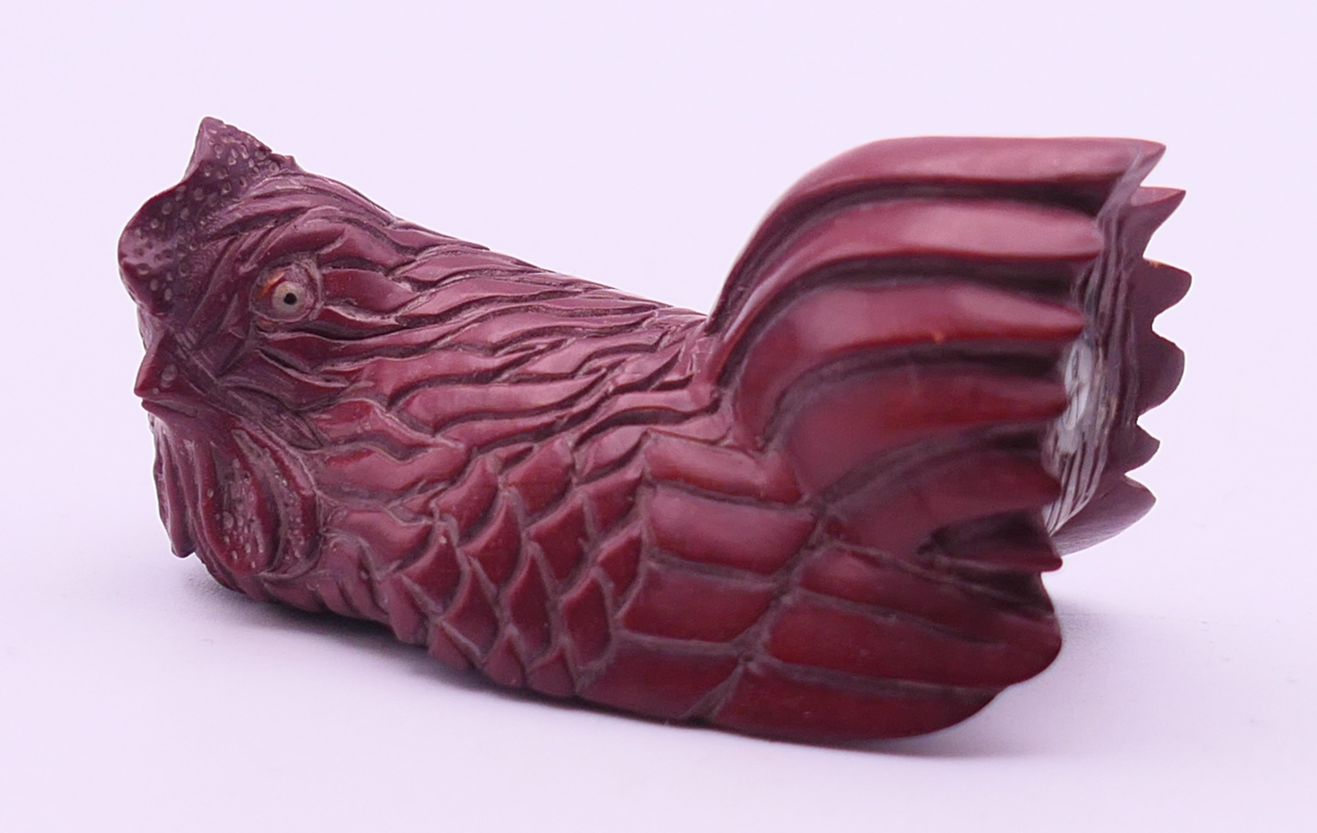 A carved wooden chicken netsuke. 5.5 cm long. - Image 2 of 5