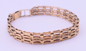 A 9 ct gold gate bracelet. 19 cm long, 1 cm high. 14.1 grammes.
