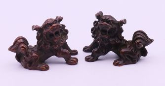 A pair of bronze dogs-of-fo. Each 5 cm wide.