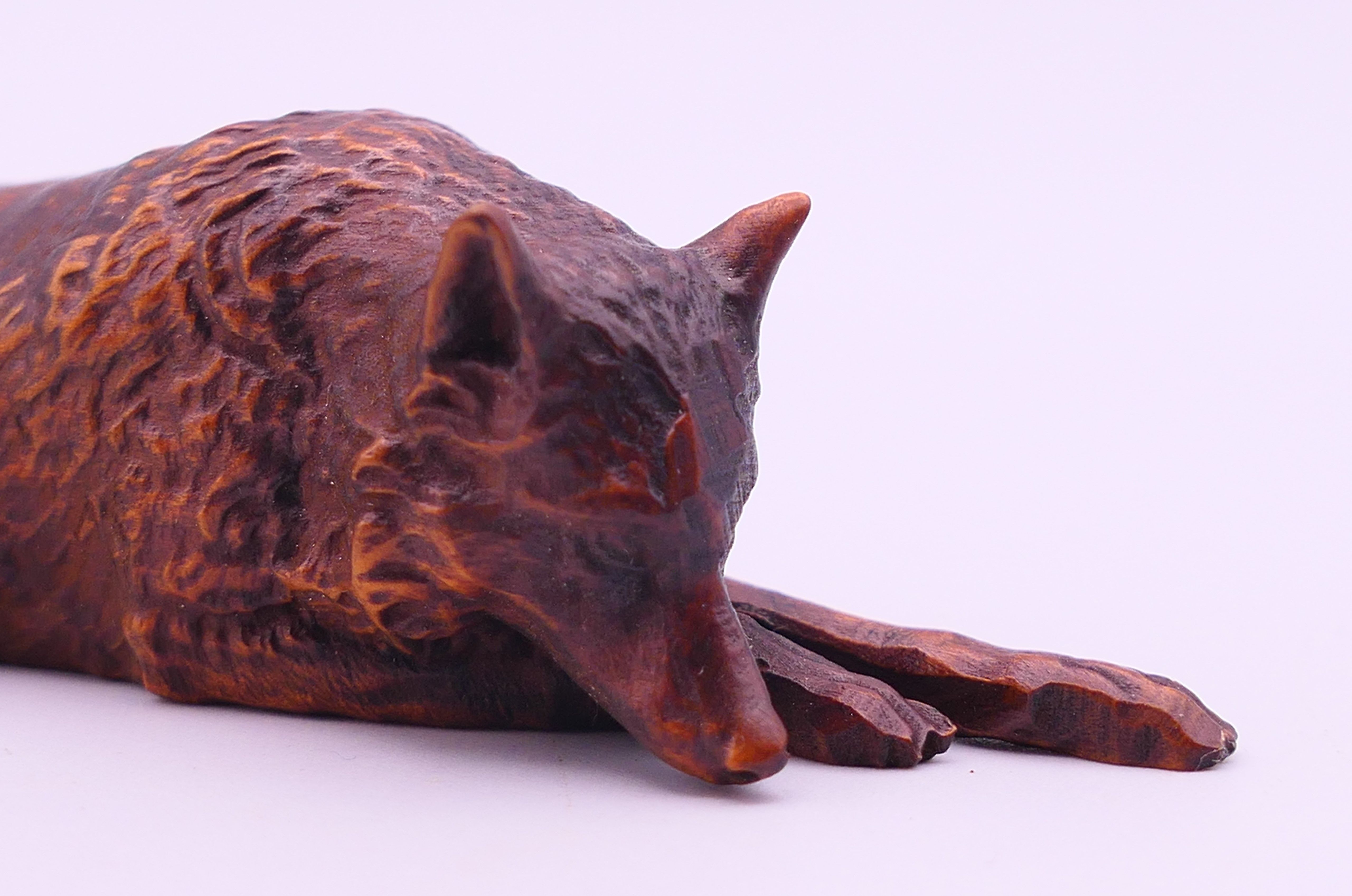 A wooden model of a wolf. 10.5 cm long. - Image 2 of 5