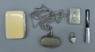 A silver-mounted purse, a vesta and a sovereign case etc. The former 8 cm wide.
