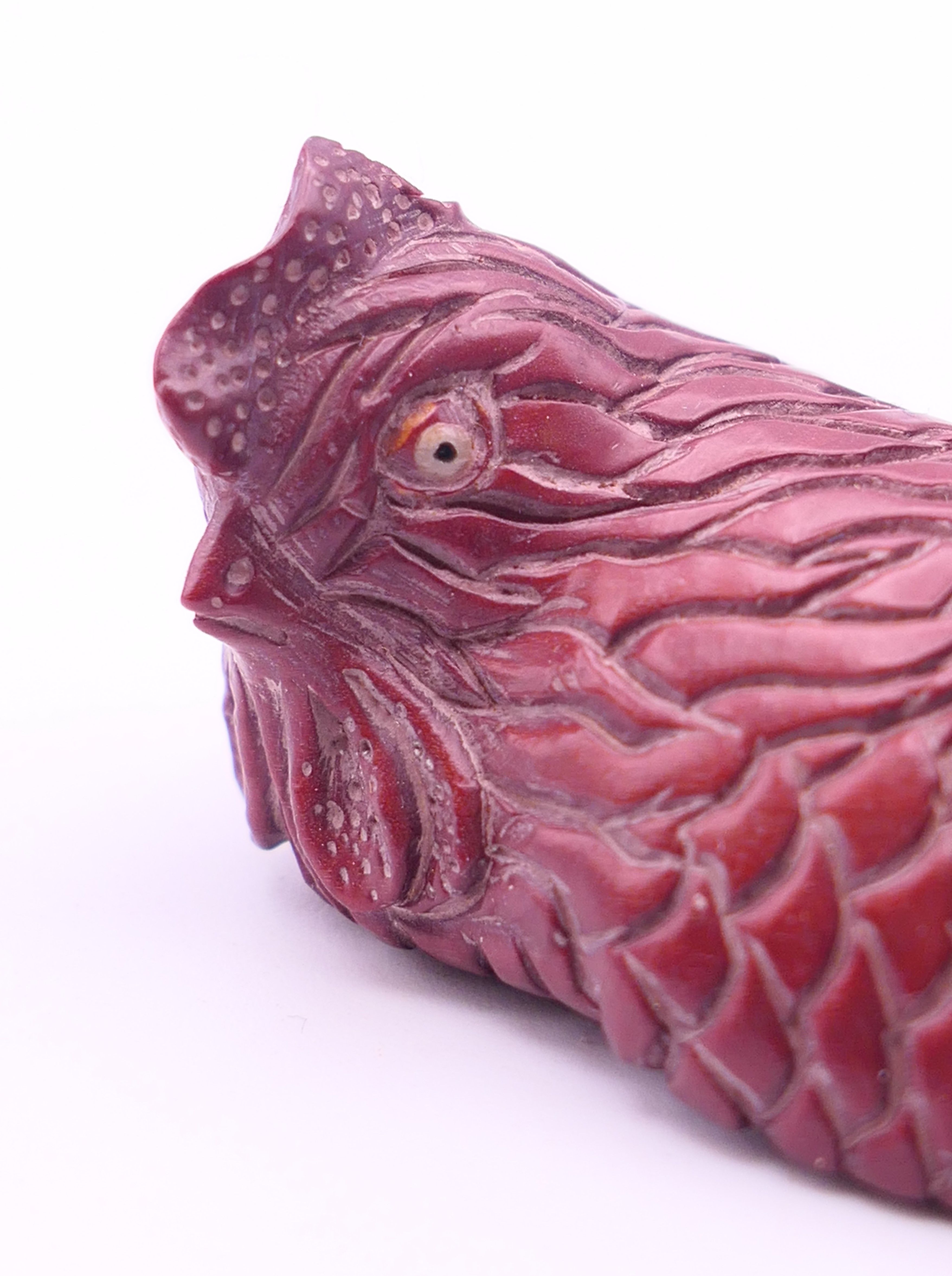 A carved wooden chicken netsuke. 5.5 cm long. - Image 3 of 5