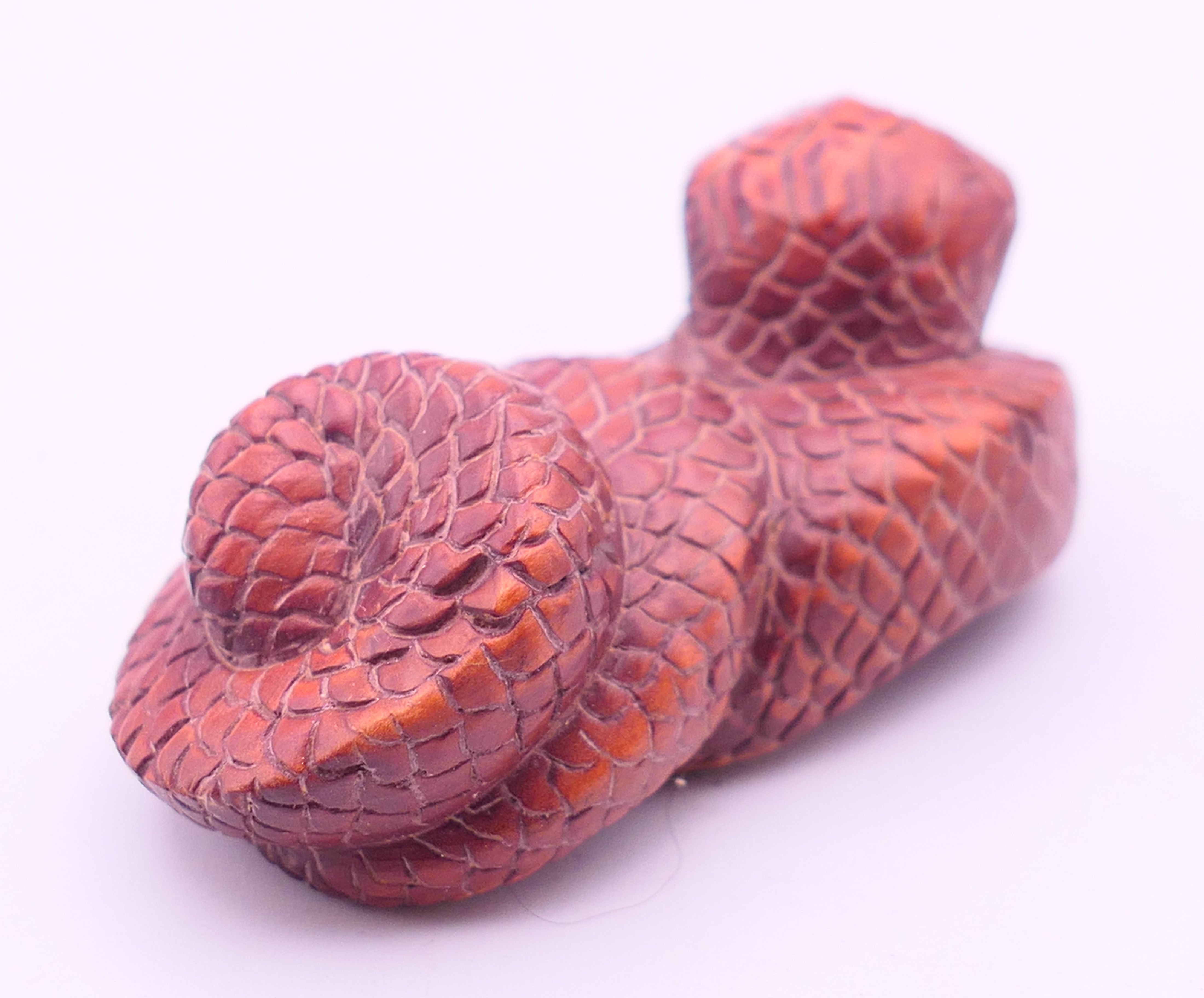 A wood snake-form netsuke. 5.5 cm long. - Image 3 of 4