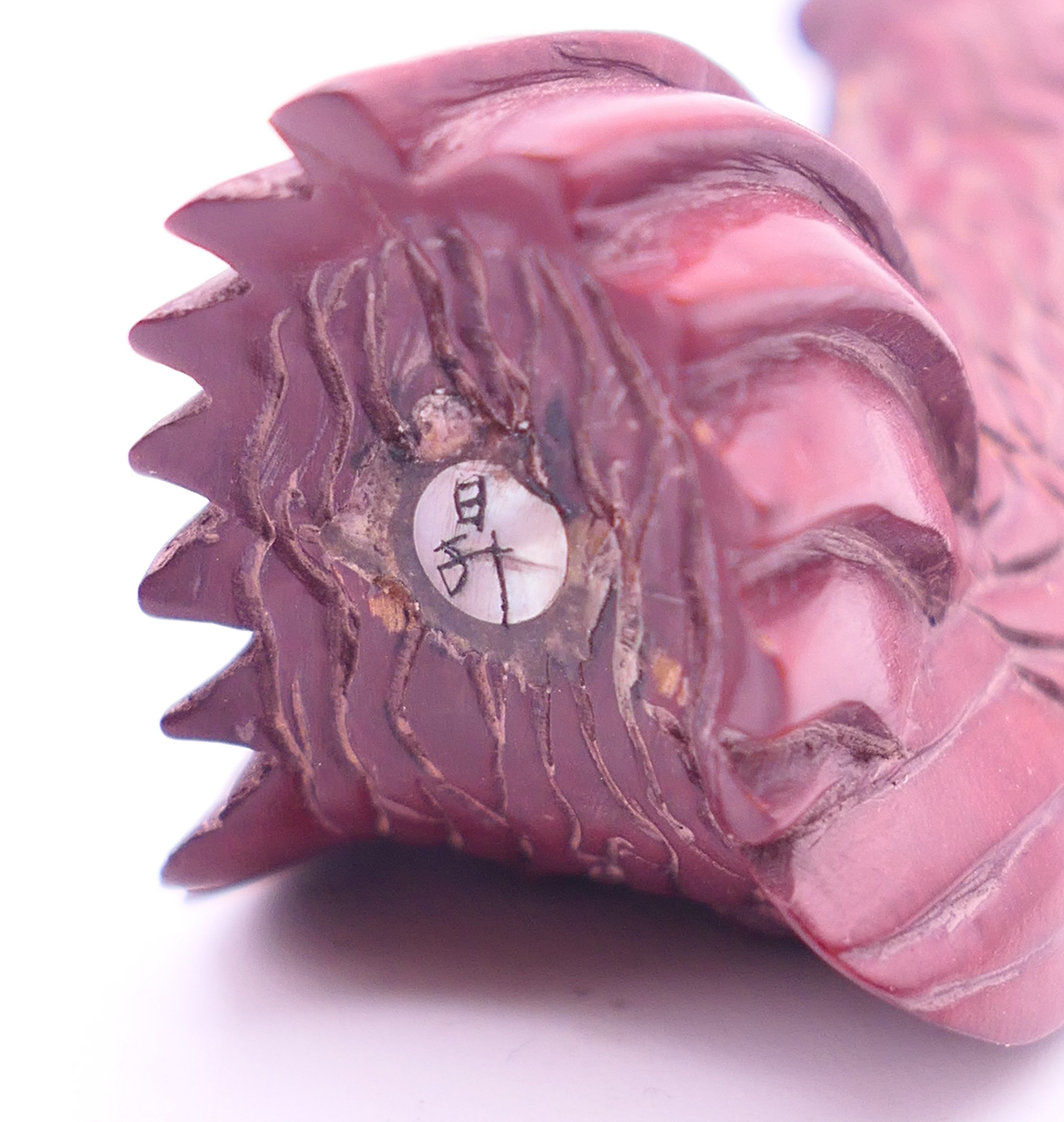 A carved wooden chicken netsuke. 5.5 cm long. - Image 4 of 5