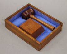 A boxed gavel and block. The gavel 18.5 cm long.