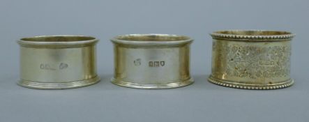 Three silver napkin rings. The largest 2.7 cm high. 99 grammes.