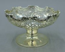 A pierced silver bonbon pedestal dish. 13.5 cm diameter. 187.4 grammes.