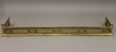 A Victorian brass fender. 148 cm long.