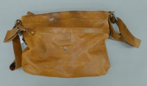 A Hugo Boss leather shoulder bag. 43 cm wide.