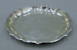 A Continental silver salver. 18 cm diameter. 189.3 grammes.
