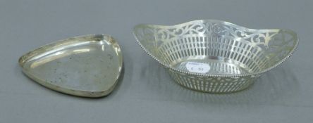 A small silver dish and a pierced silver bonbon dish. The latter 16 cm wide. 161.6 grammes.