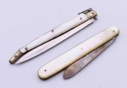 Two mother-of-pearl-handled folding knives, one with a silver blade. 9.5 cm and 8.5 cm long closed.
