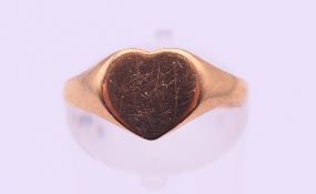 A 9 ct gold heart signet ring. Heart 0.8 cm high, ring size M/N. 1.7 grammes.
