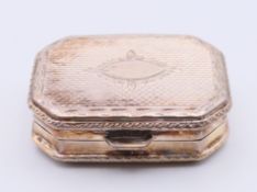 An 800 silver snuff box. 4 x 3 x 1.2 cm. 22.2 grammes.