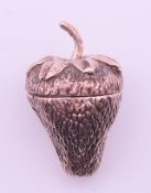 A silver strawberry form thimble holder. 4 cm high. 22 grammes.