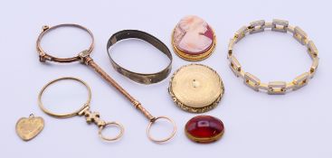 A quantity of various jewellery to include a cameo pendant, a bracelet, a heart pendant, a brooch,