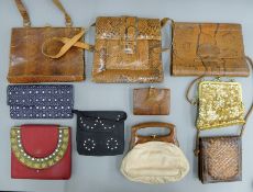 A quantity of vintage handbags, purses, a fur coat, etc. The largest bag 24 cm wide.