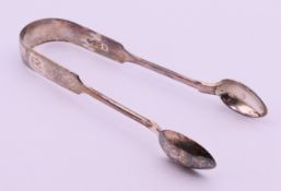 A pair of Victorian silver sugar tongs. 14.5 cm high. 40.5 grammes.