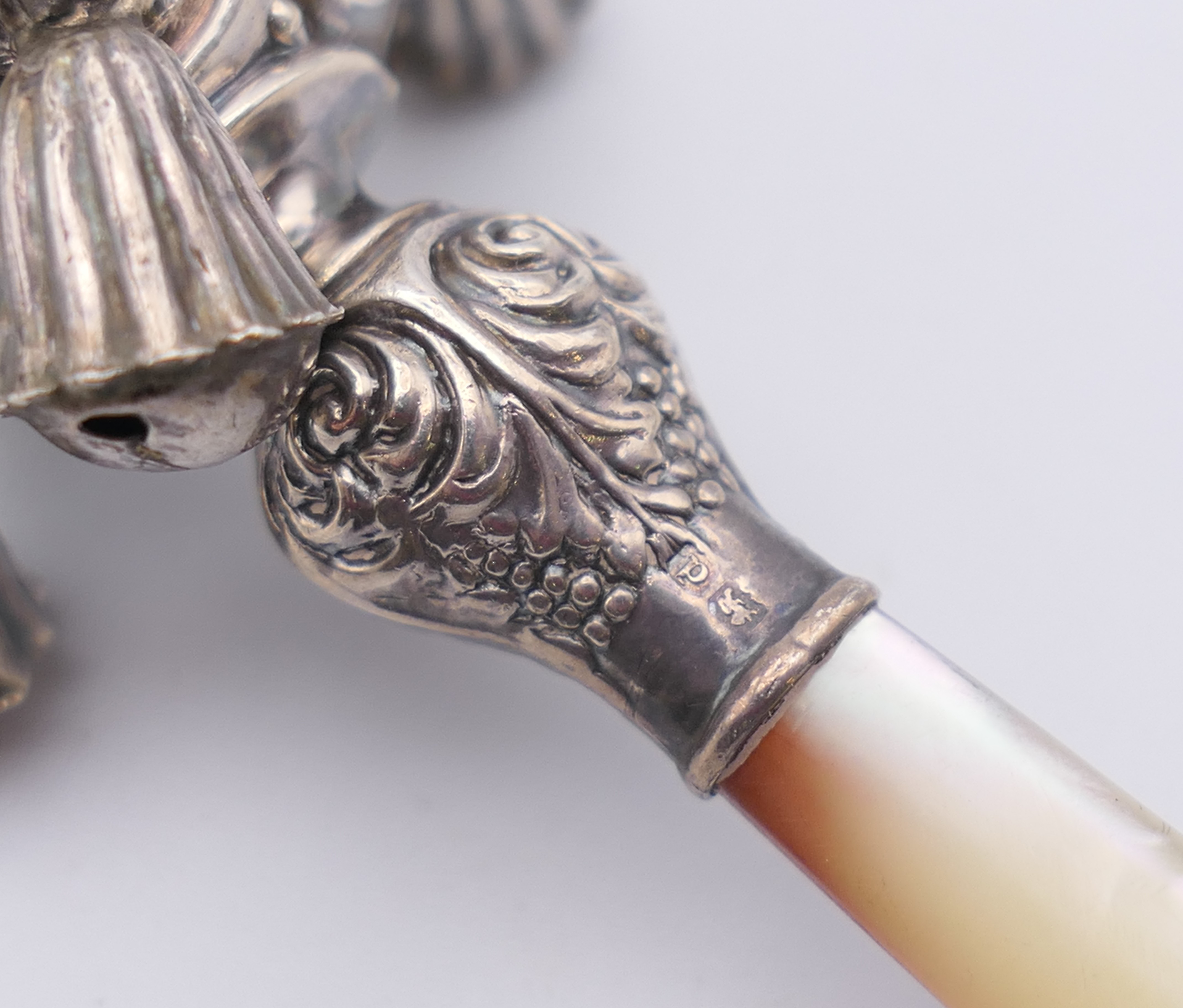 A silver and mother-of-pearl baby rattle with teething ring. 11 cm high. - Image 4 of 5