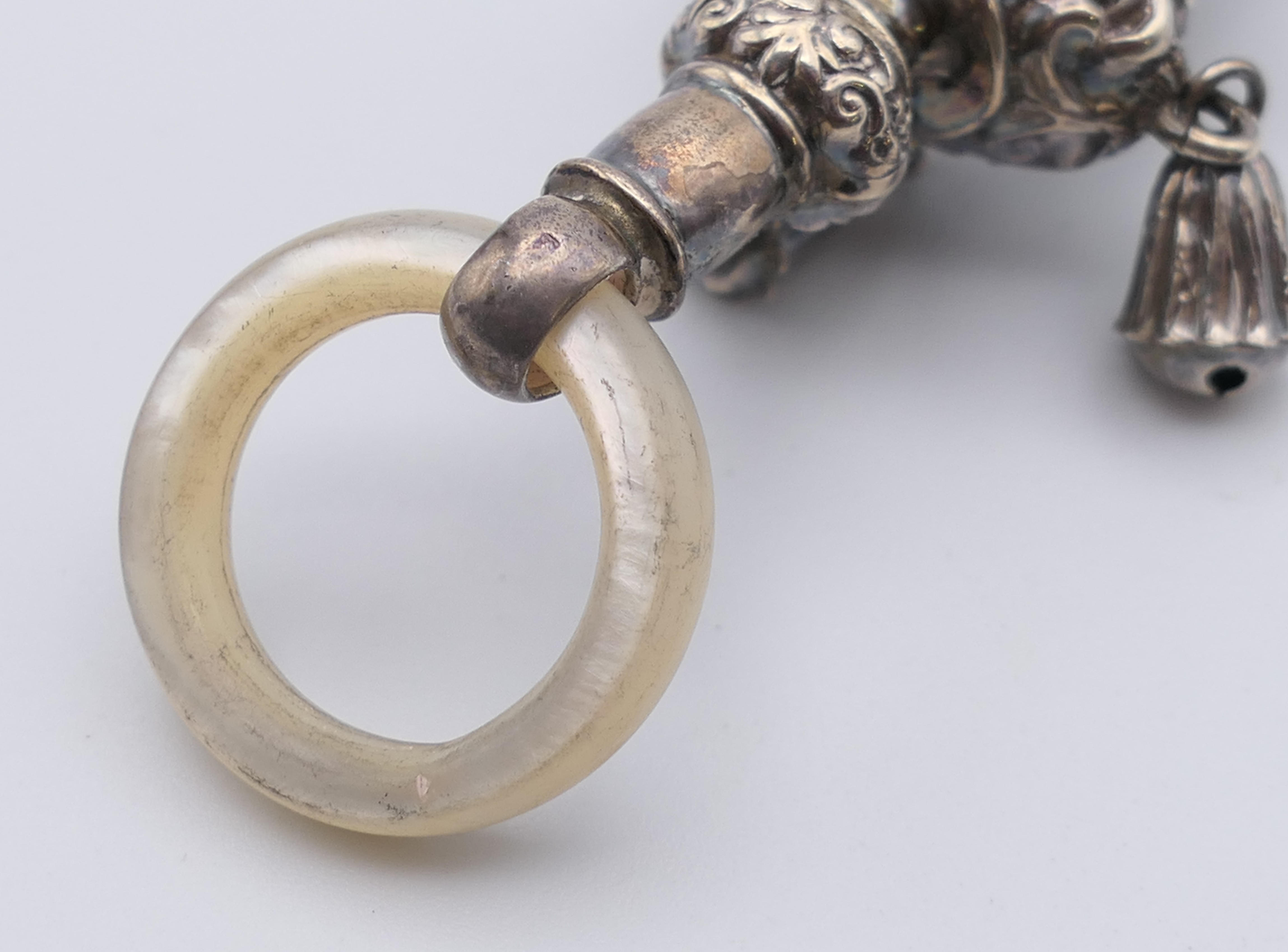 A silver and mother-of-pearl baby rattle with teething ring. 11 cm high. - Image 5 of 5