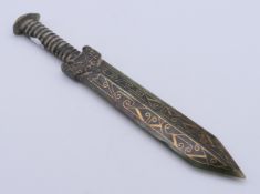 A gilt-inlaid jade dagger. 23.5 cm long.
