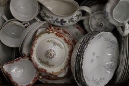 A quantity of porcelain tea and dinner wares. The sauce boat 20 cm long.