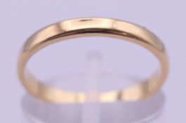 An 18 ct gold wedding band. Ring size N/O. 2.