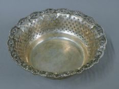 A large pierced silver basket. 27 cm diameter. 29.1 troy ounces.