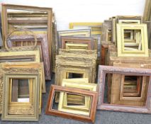 A large quantity of various picture frames. The largest 90 x 57.5 cm.