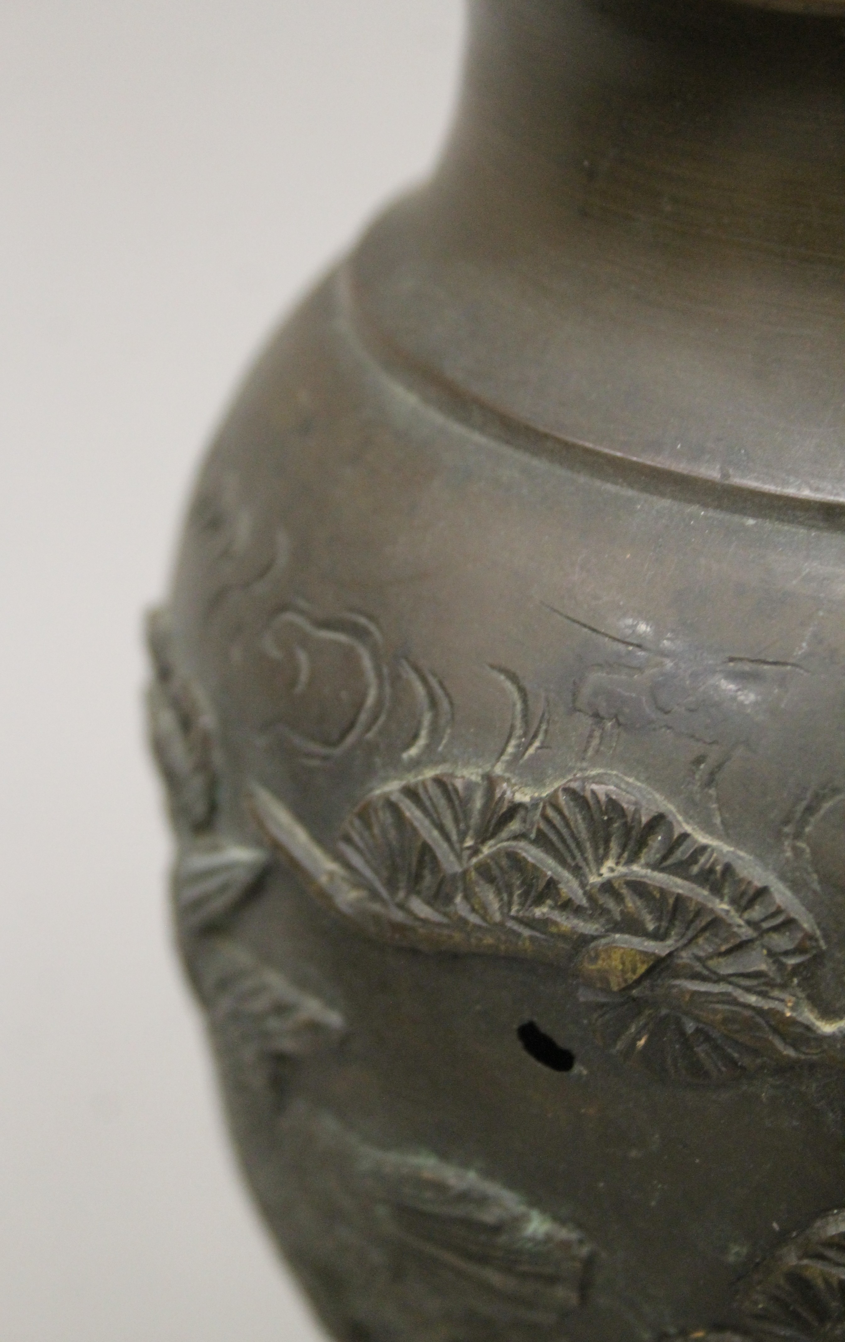 A pair of 19th century Japanese bronze vases. Each 25 cm high. - Image 6 of 7