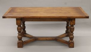 A large oak draw leaf table. 183 cm long closed x 275 cm long extended x 91 cm wide.