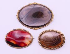 Three Victorian oval agate brooches. Largest 7.5 x 5.8 cm.