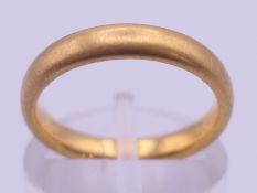 A 22 ct gold wedding band. Ring size K. 4.9 grammes.