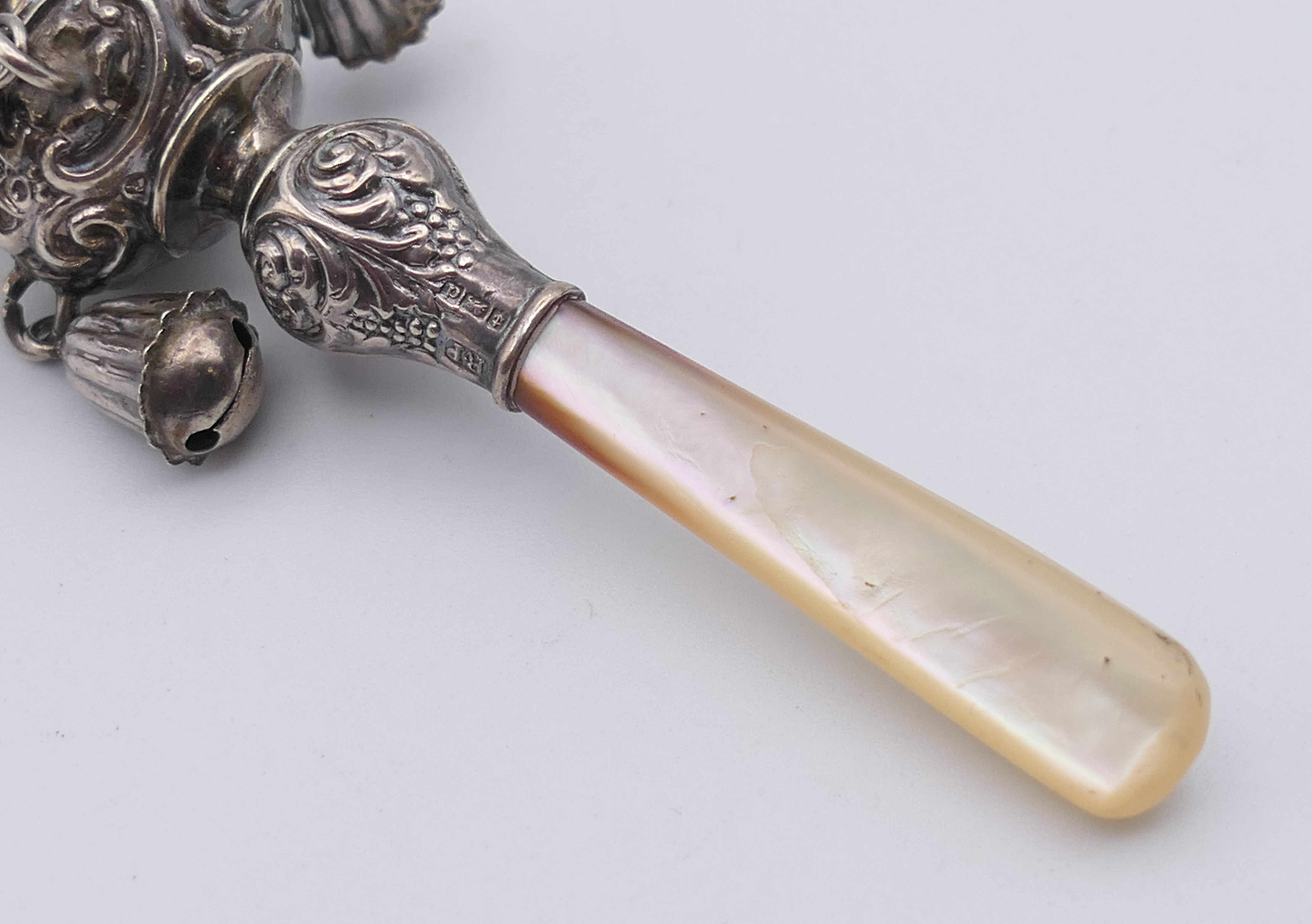 A silver and mother-of-pearl baby rattle with teething ring. 11 cm high. - Image 3 of 5