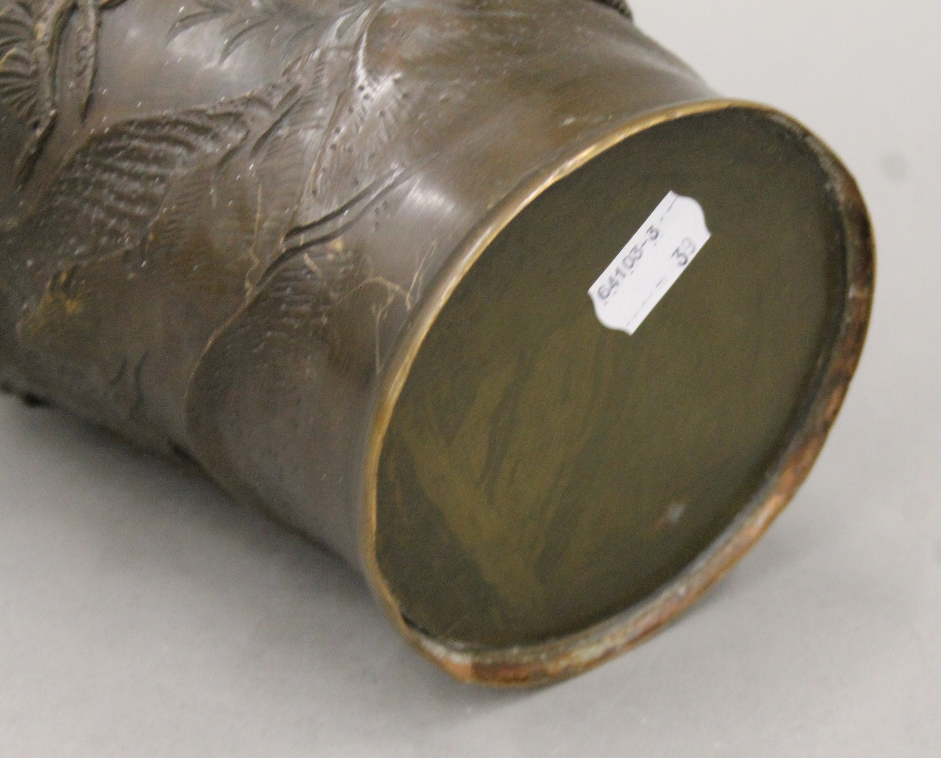 A pair of 19th century Japanese bronze vases. Each 25 cm high. - Image 7 of 7