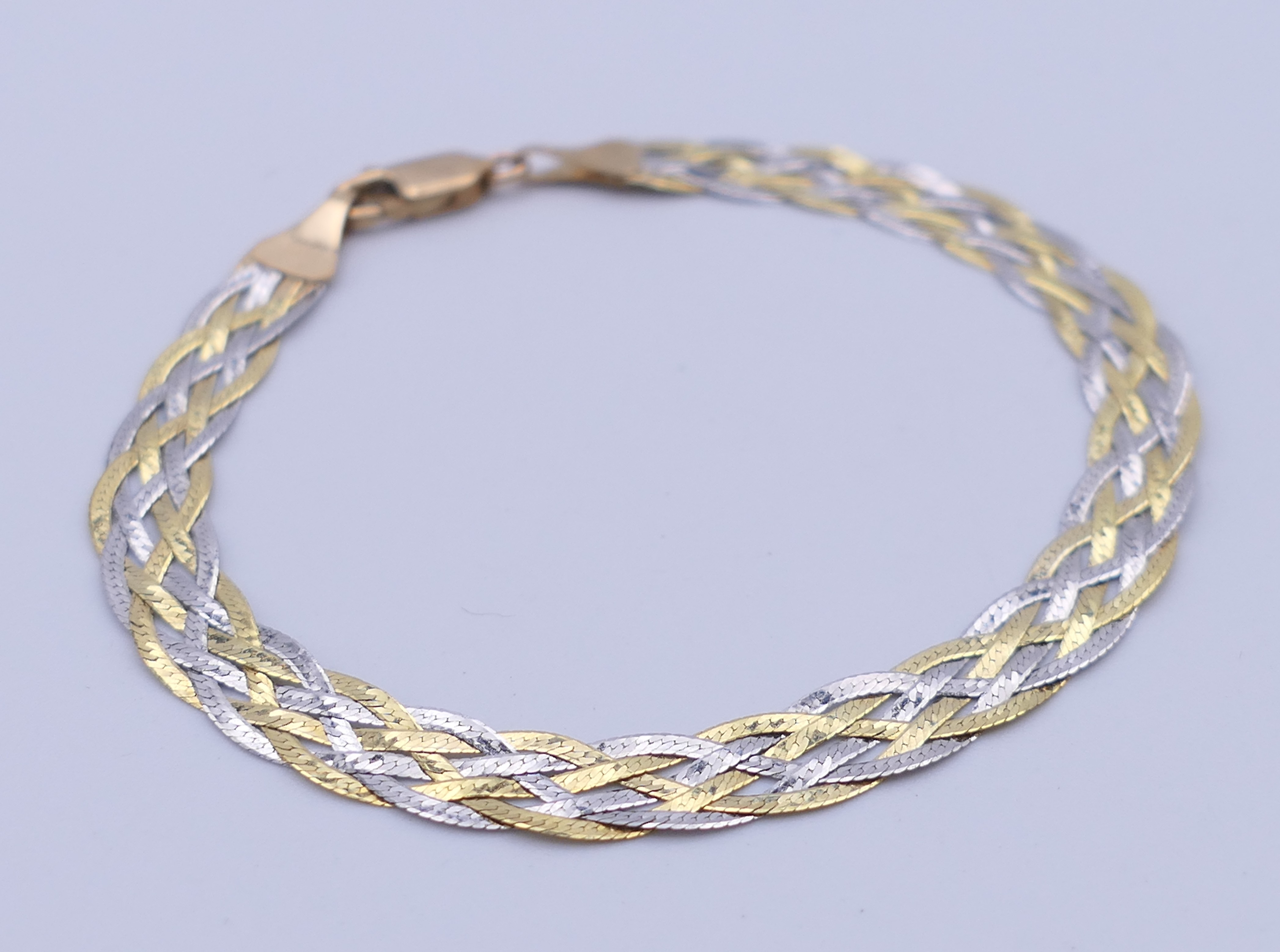 A 9 ct gold bracelet (2.8 grammes), an 18 ct gold and diamond ring (2. - Image 2 of 15