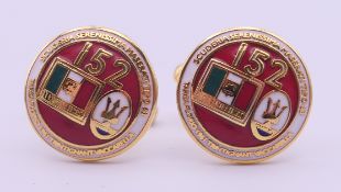 A pair of Maserati cufflinks. 1.8 cm diameter.