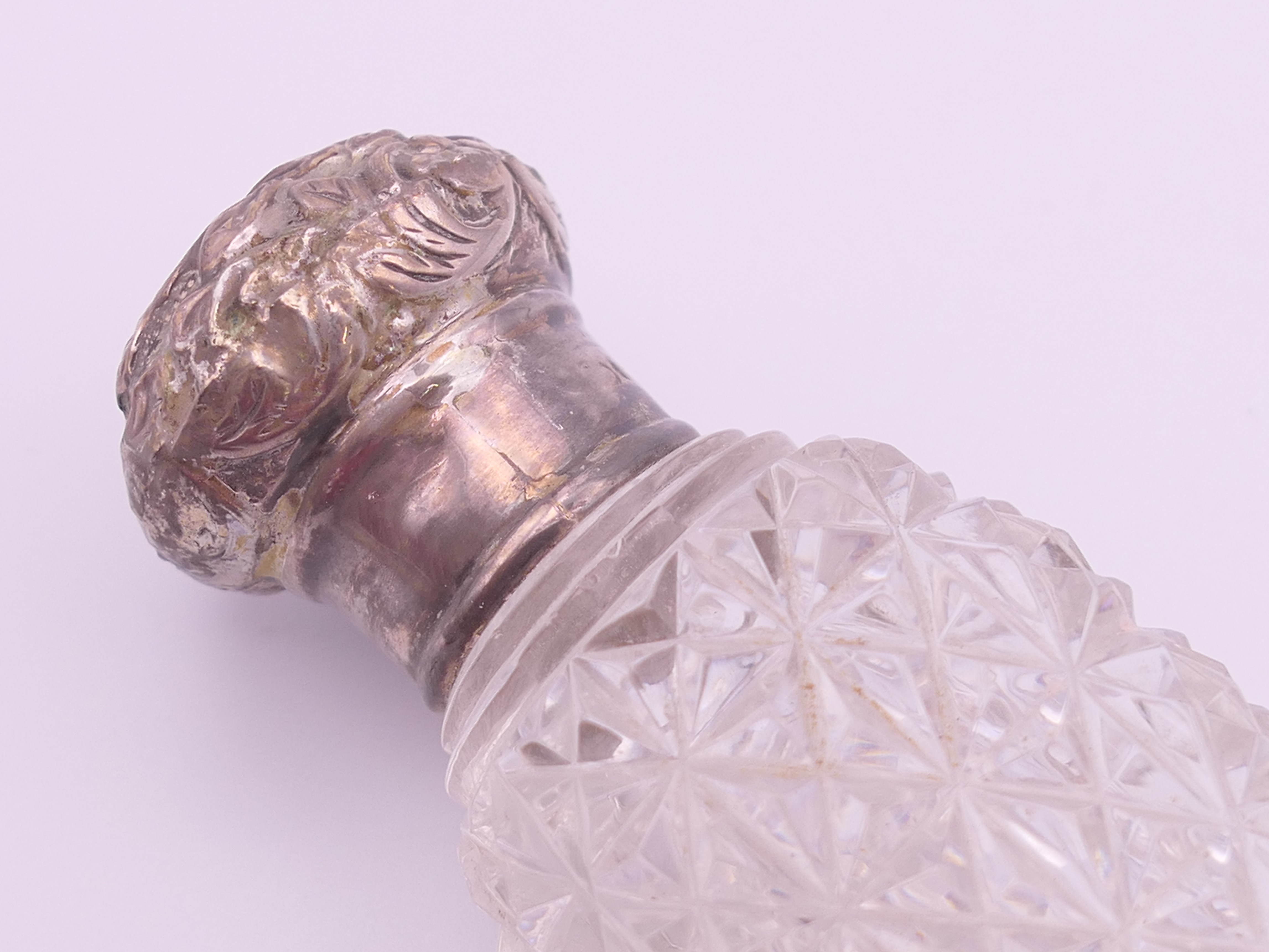 A silver-topped cut glass scent bottle. 18 cm high. - Image 2 of 6