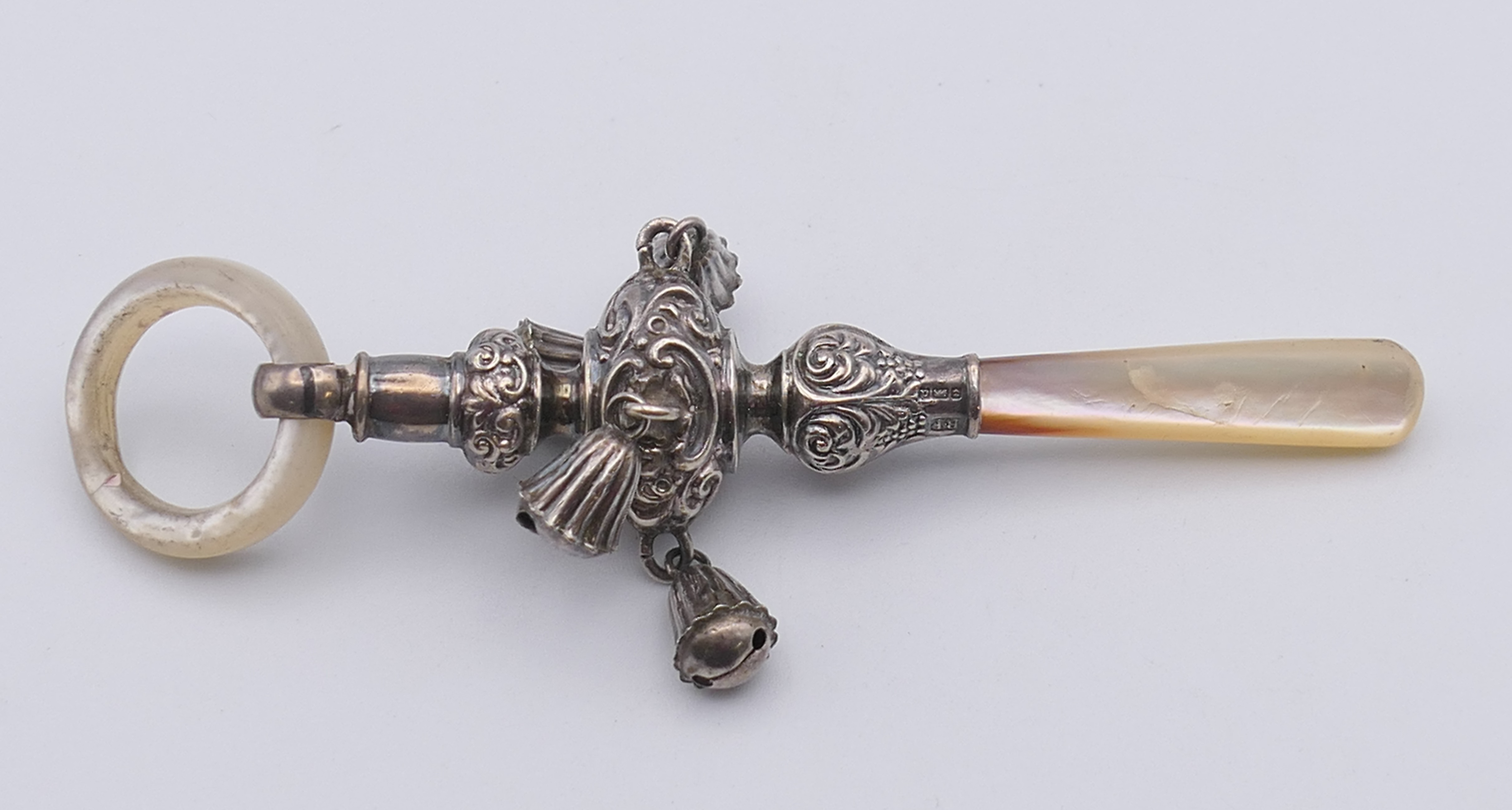 A silver and mother-of-pearl baby rattle with teething ring. 11 cm high. - Image 2 of 5
