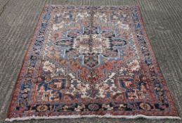 A handmade Persian Heriz rug. 218 x 141 cm.