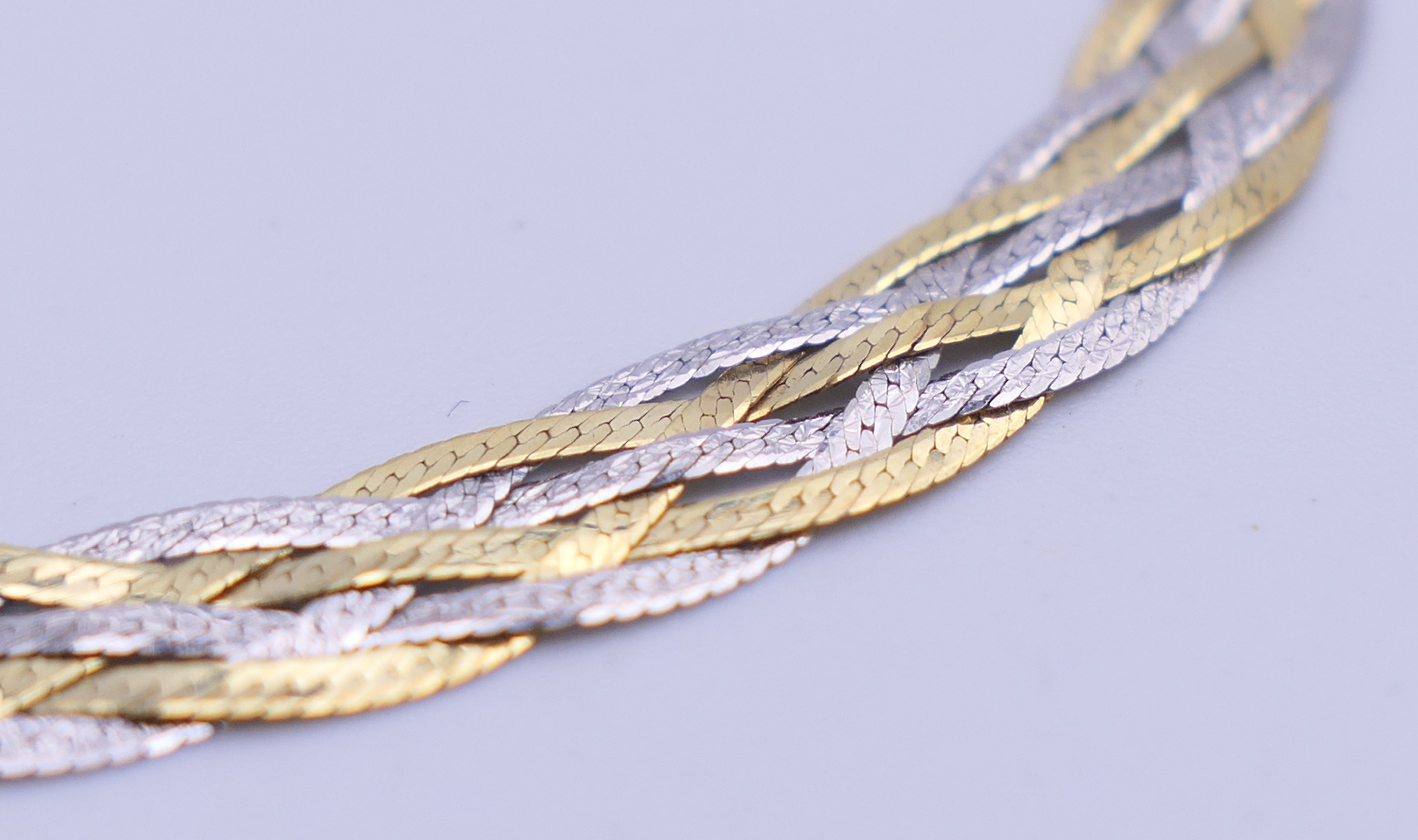 A 9 ct gold bracelet (2.8 grammes), an 18 ct gold and diamond ring (2. - Image 4 of 15