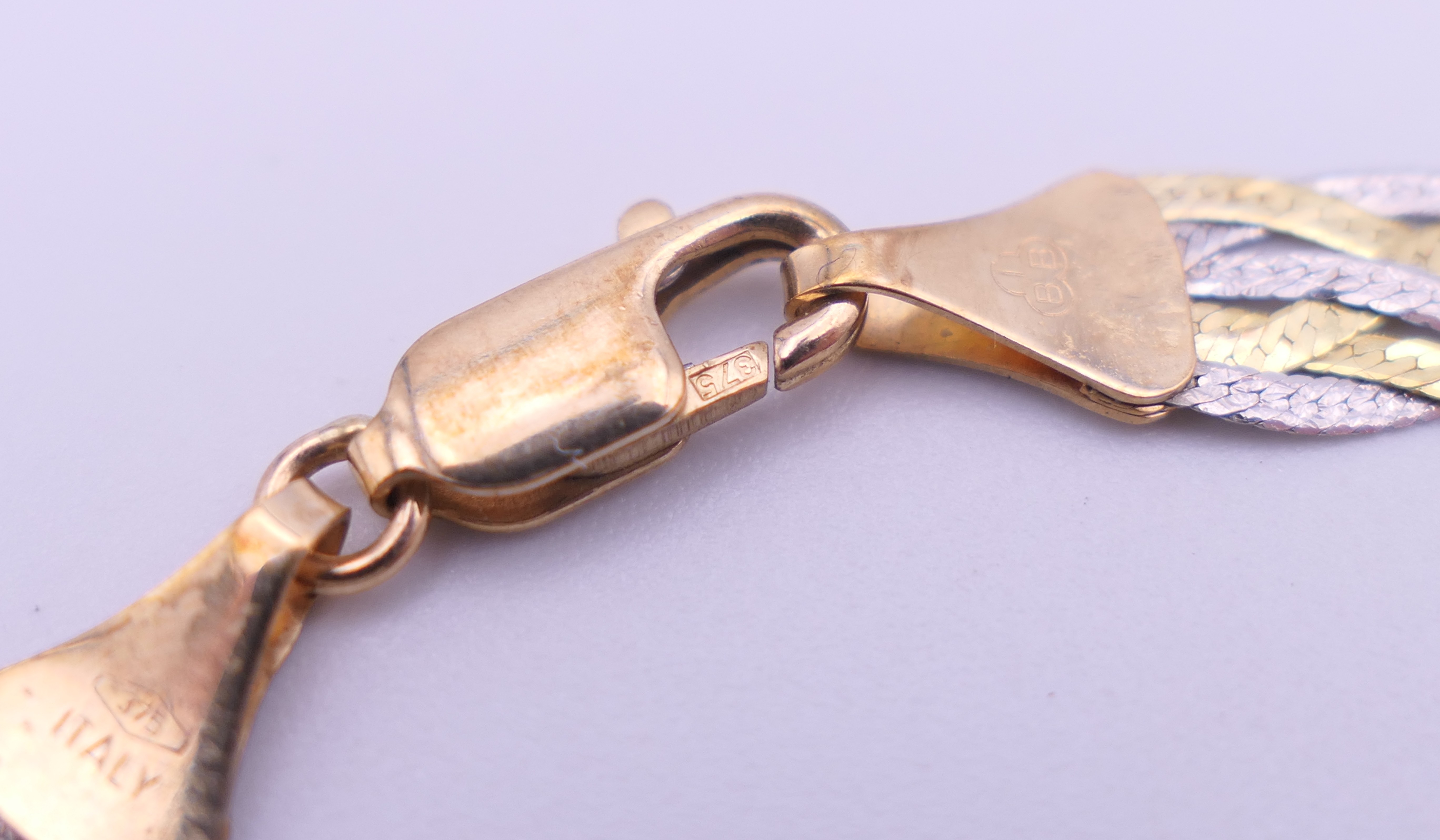 A 9 ct gold bracelet (2.8 grammes), an 18 ct gold and diamond ring (2. - Image 3 of 15